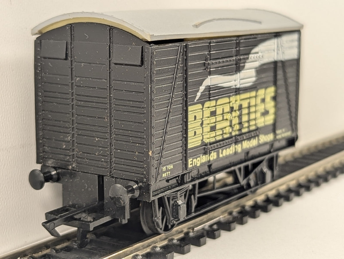 Graham Farish OO Gauge 12 Ton Ventilated Van Goods Wagon Beatties