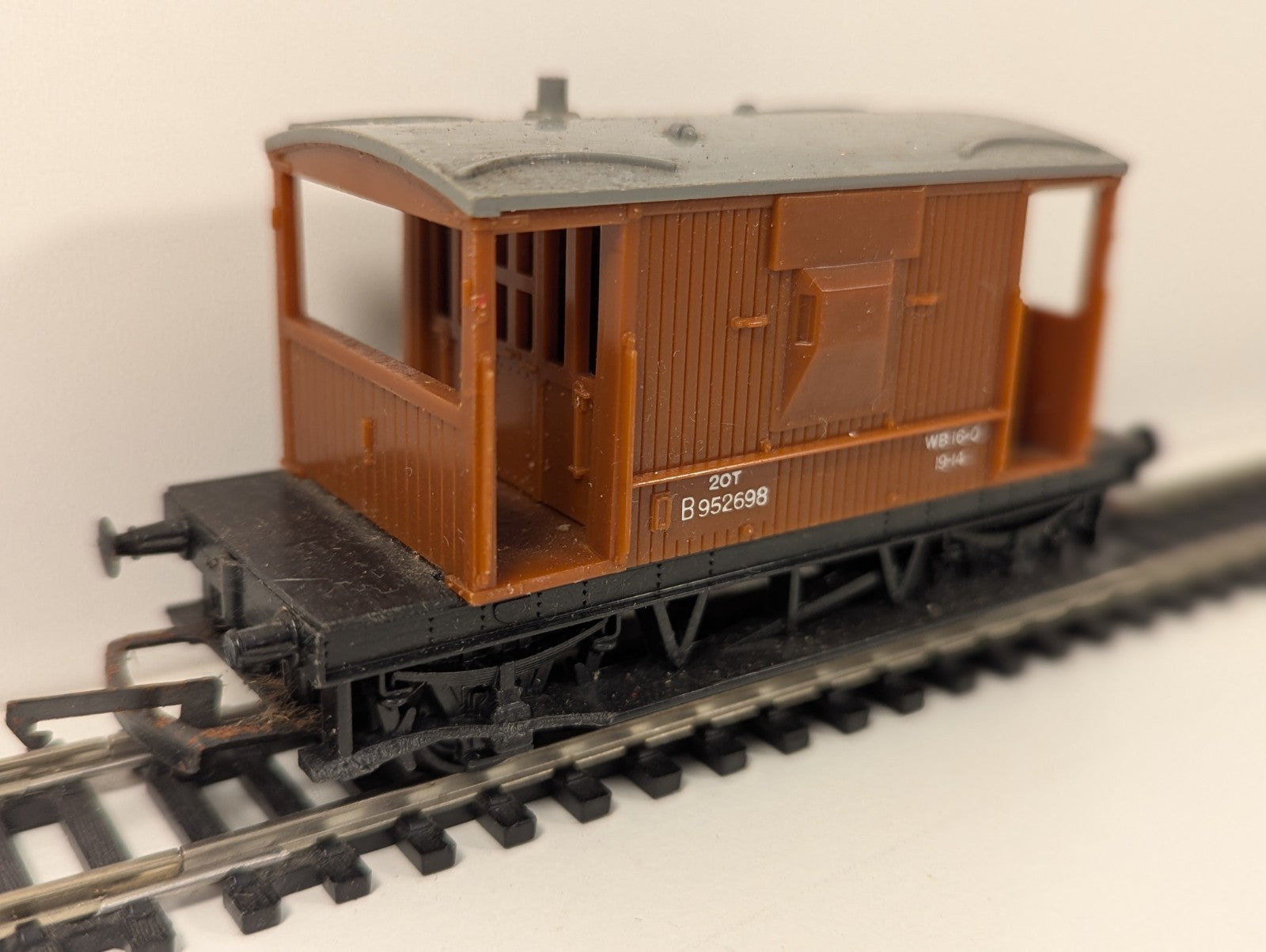 Hornby 20T Brake Van – Brown with Grey Roof – OO Gauge