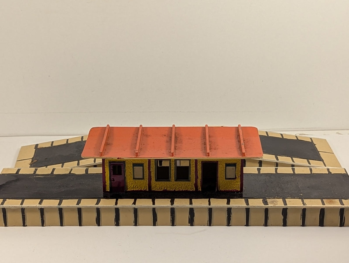 Hornby Dublo OO Gauge D1 Island Platform Station Platform Cream, Yellow and Red