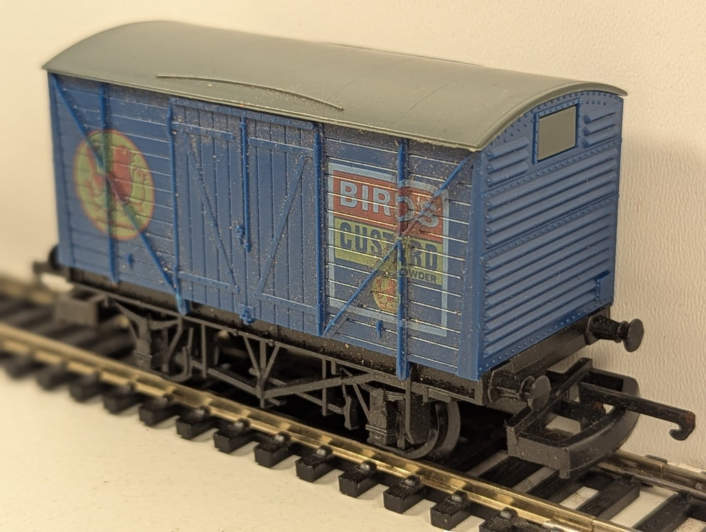 Lima OO Gauge 20 Ton Corrugated End Van