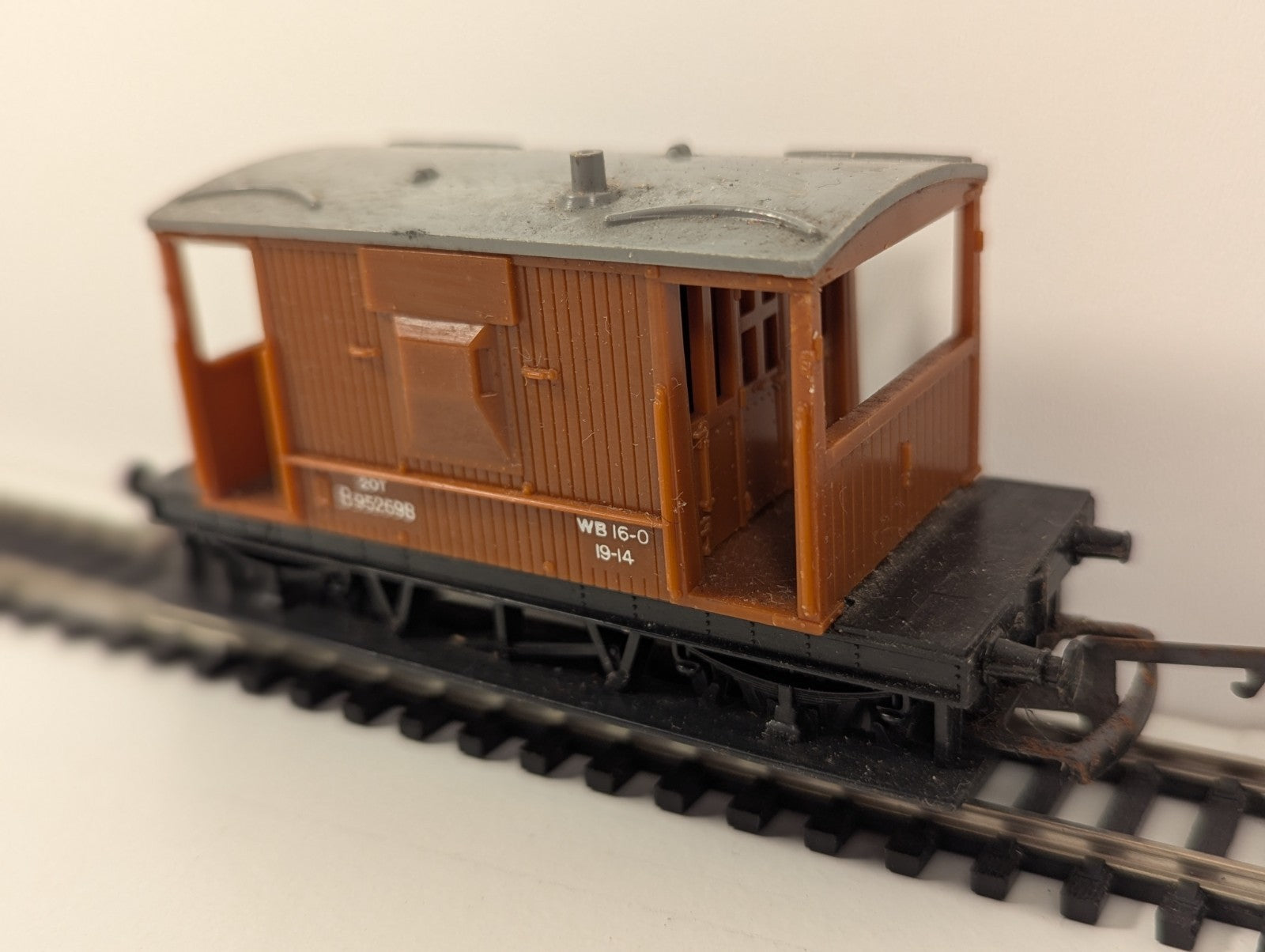 Hornby 20T Brake Van – Brown with Grey Roof – OO Gauge