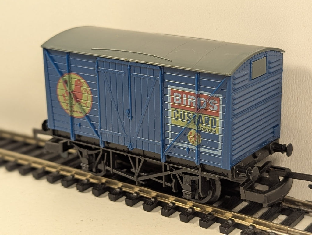 Lima OO Gauge 20 Ton Corrugated End Van