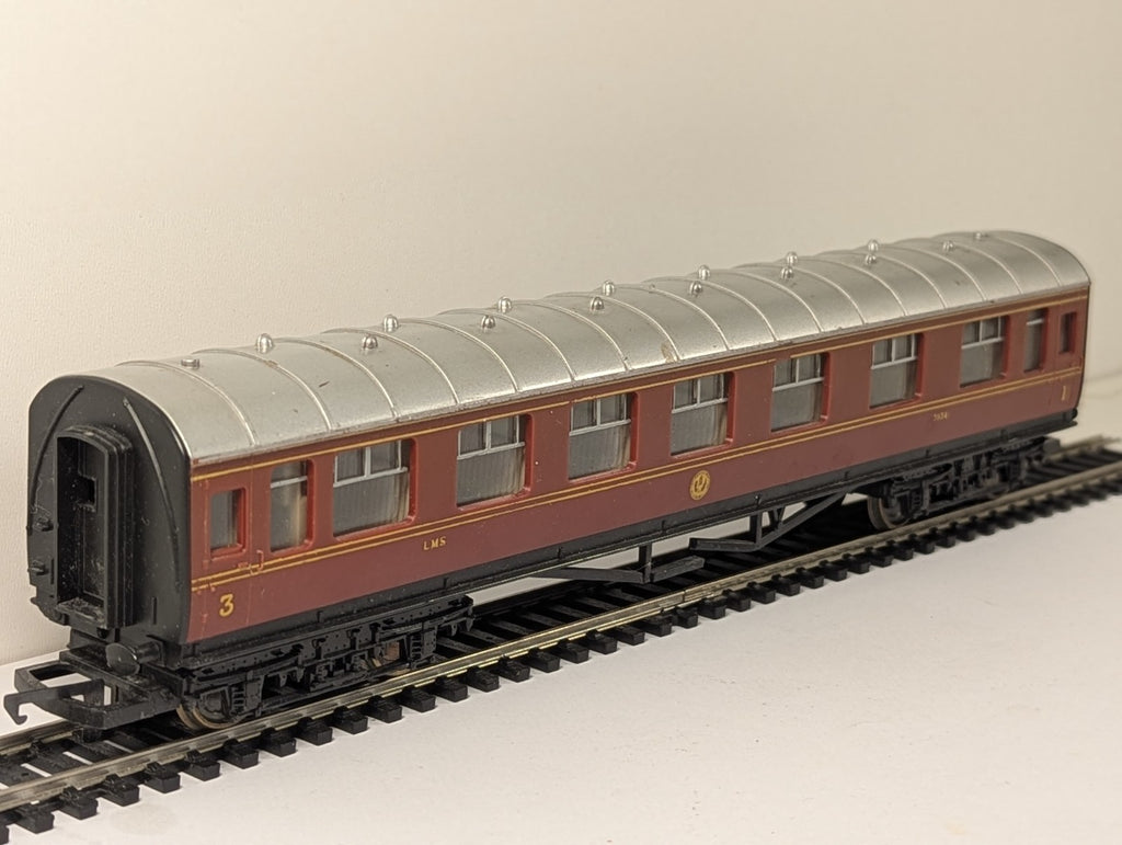 Hornby R433 LMS Stanier Composite Coach 3934 Crimson Lake OO Gauge