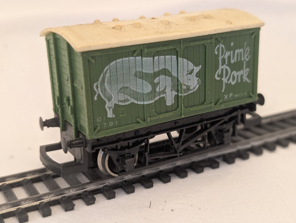 Hornby R009 OO Gauge Prime Pork Closed Wagon