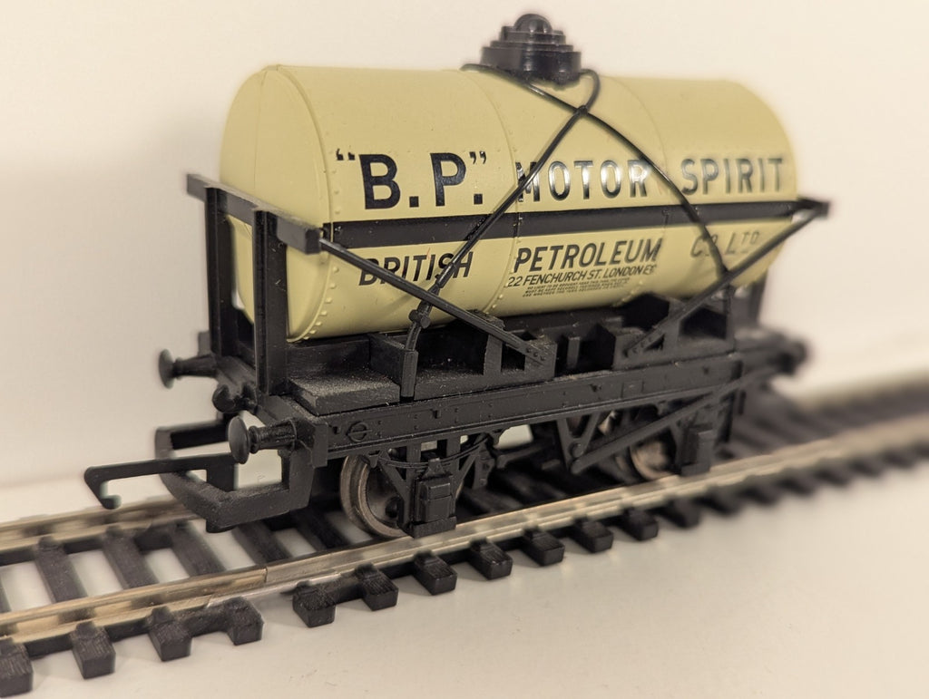 Hornby R1097 “BP Motor Spirit” Tank Wagon – Train Set Split