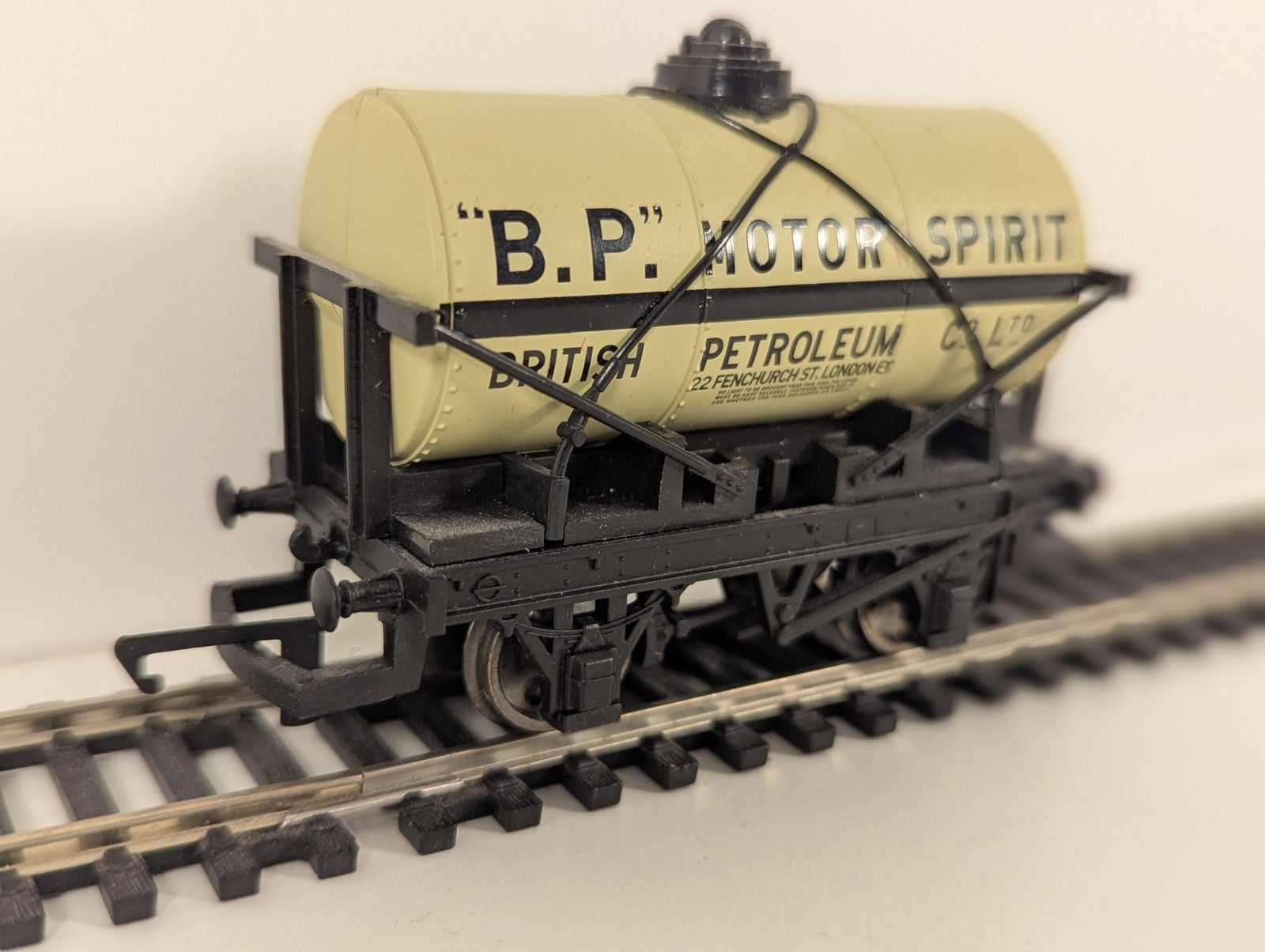 Hornby R1097 “BP Motor Spirit” Tank Wagon – Train Set Split