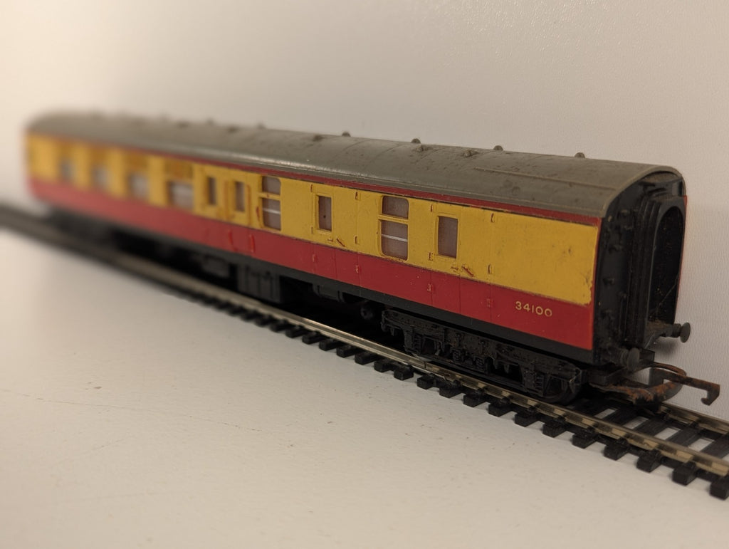 Tri-ang Hornby R627 OO Gauge BR Brake 2nd Coach 34100