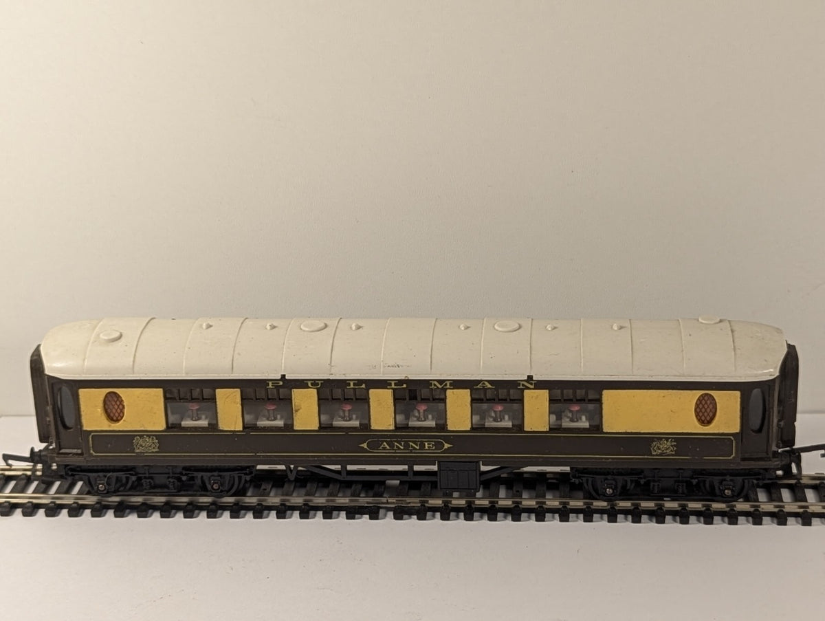 Hornby R228 OO Gauge Pullman 1st Class Parlour Car Anne