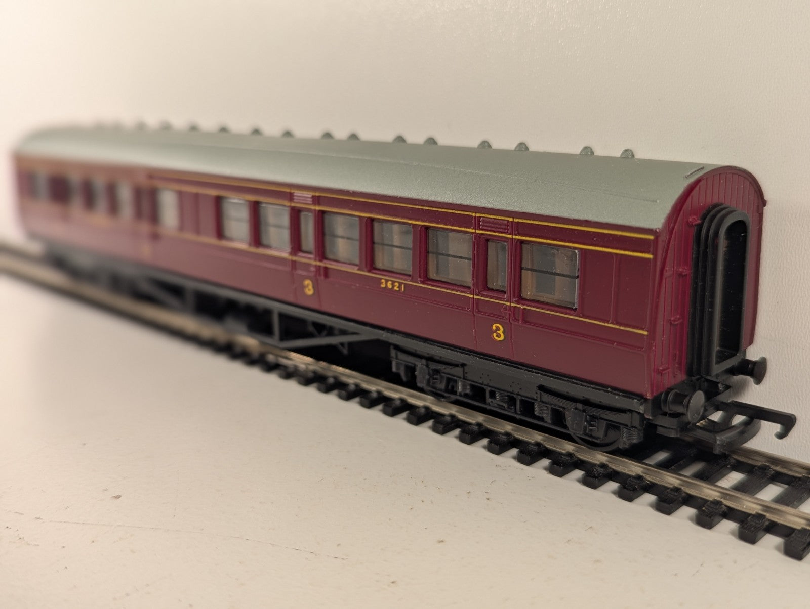 Mainline 12201 OO Gauge LMS Maroon 57ft Corridor Composite Coach No. 3621
