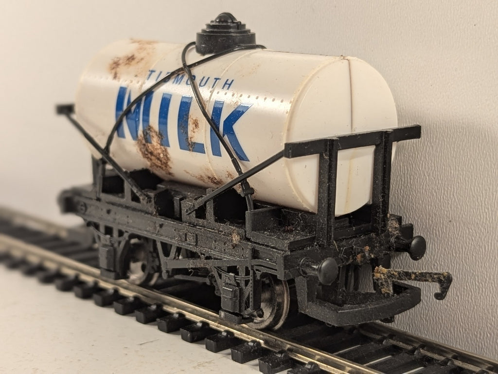Hornby OO Gauge Tidmouth Milk Tanker Goods Wagon