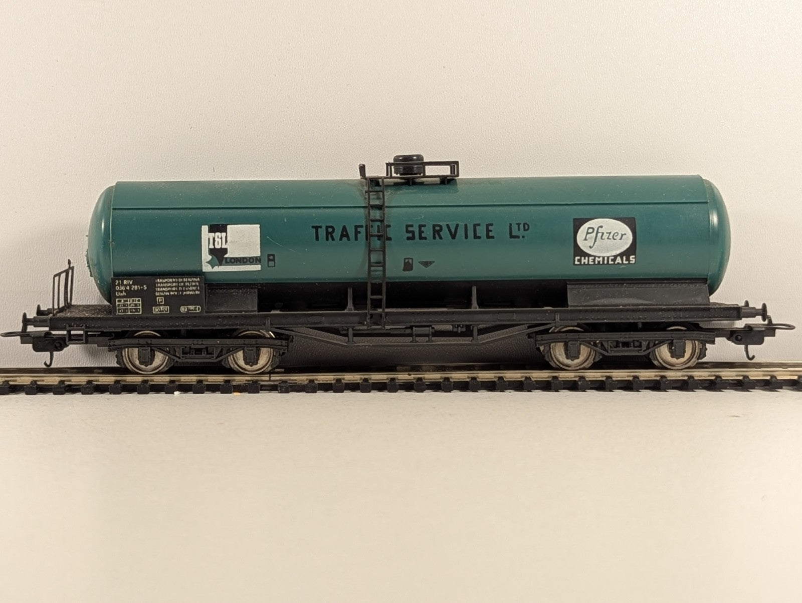 Lima 2911 OO/HO Gauge Traffic Services Ltd / Pfizer Chemicals Bogie Tank Wagon