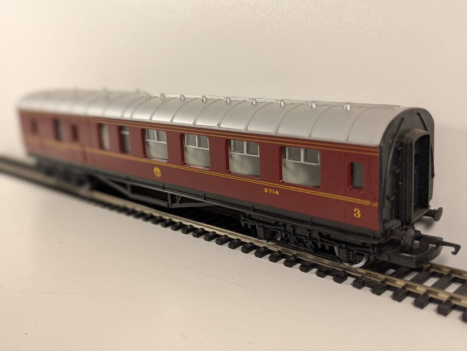 Hornby R475 OO Gauge LMS Brake Third Coach – 5714 (W248) boxed