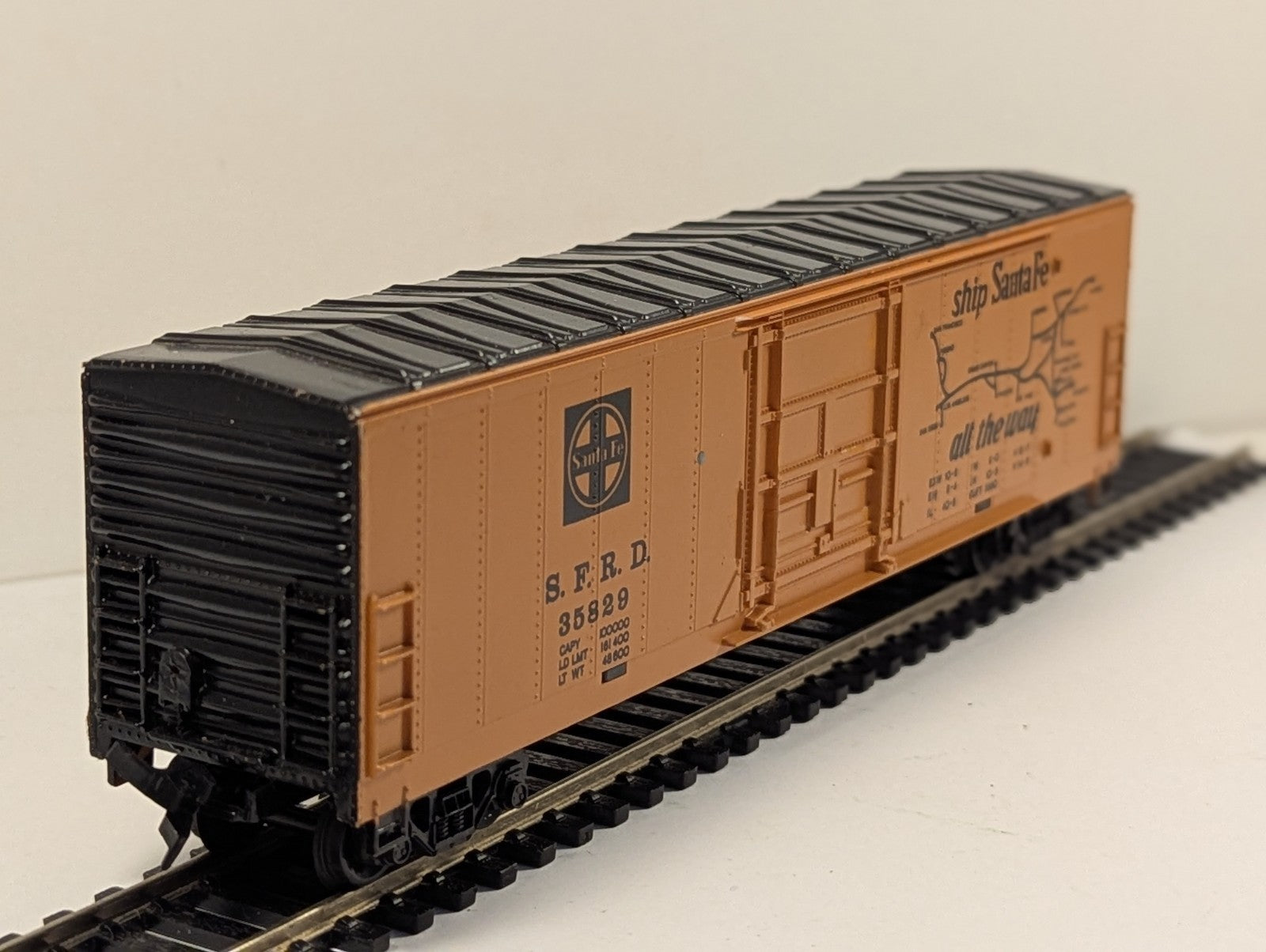 HO Gauge Santa Fe SFRD Orange Box Car - Broken Coupler