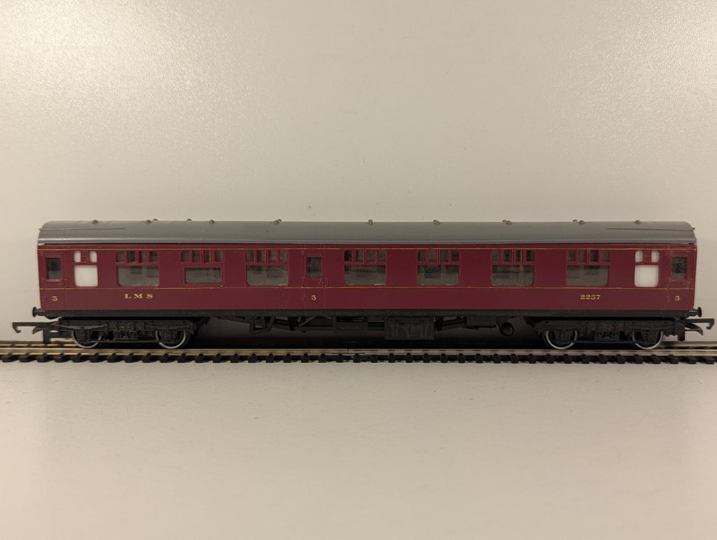Hornby Railways R.423 LMS Corridor Composite Third Coach OO Gauge - Boxed