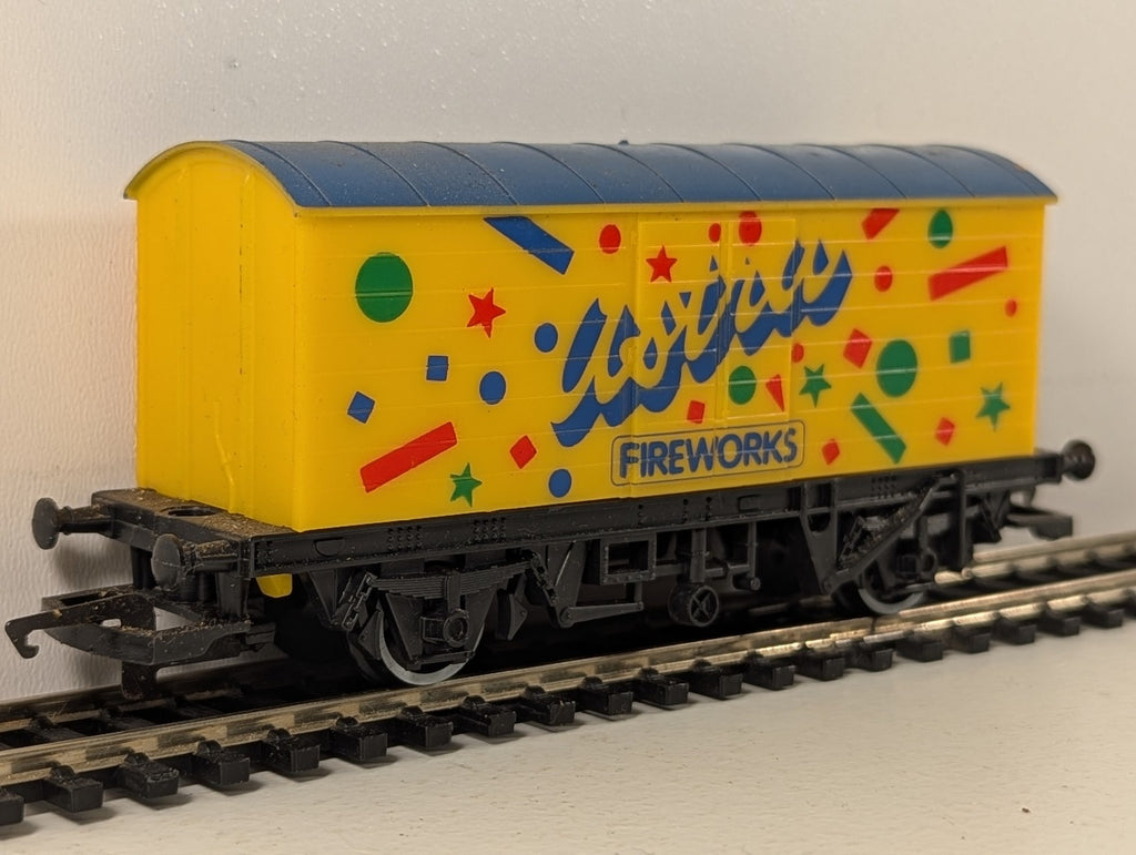 Hornby OO Gauge Astra Fireworks Van Goods Wagon Yellow (Astra Fireworks) R238
