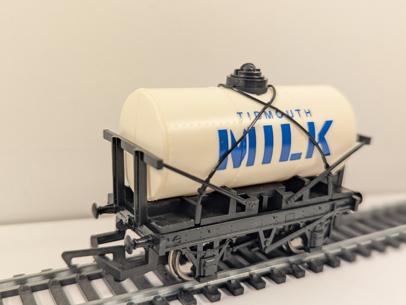 Hornby R105 OO Tidmouth Milk Tank Wagon