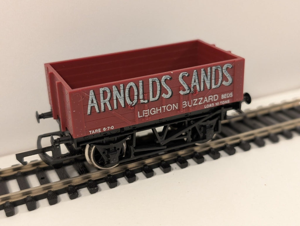 Hornby OO Gauge 5 Plank Wagon – “Arnolds Sands” Livery