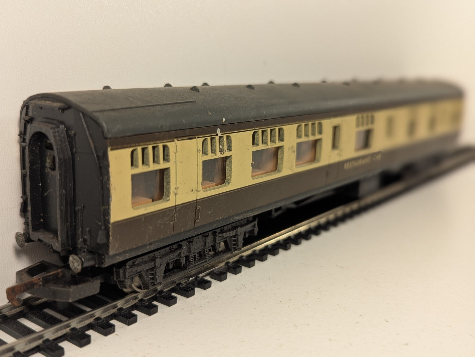 Lima OO Gauge Restaurant Car Passenger Coach W24760 BR Chocolate and Cream
