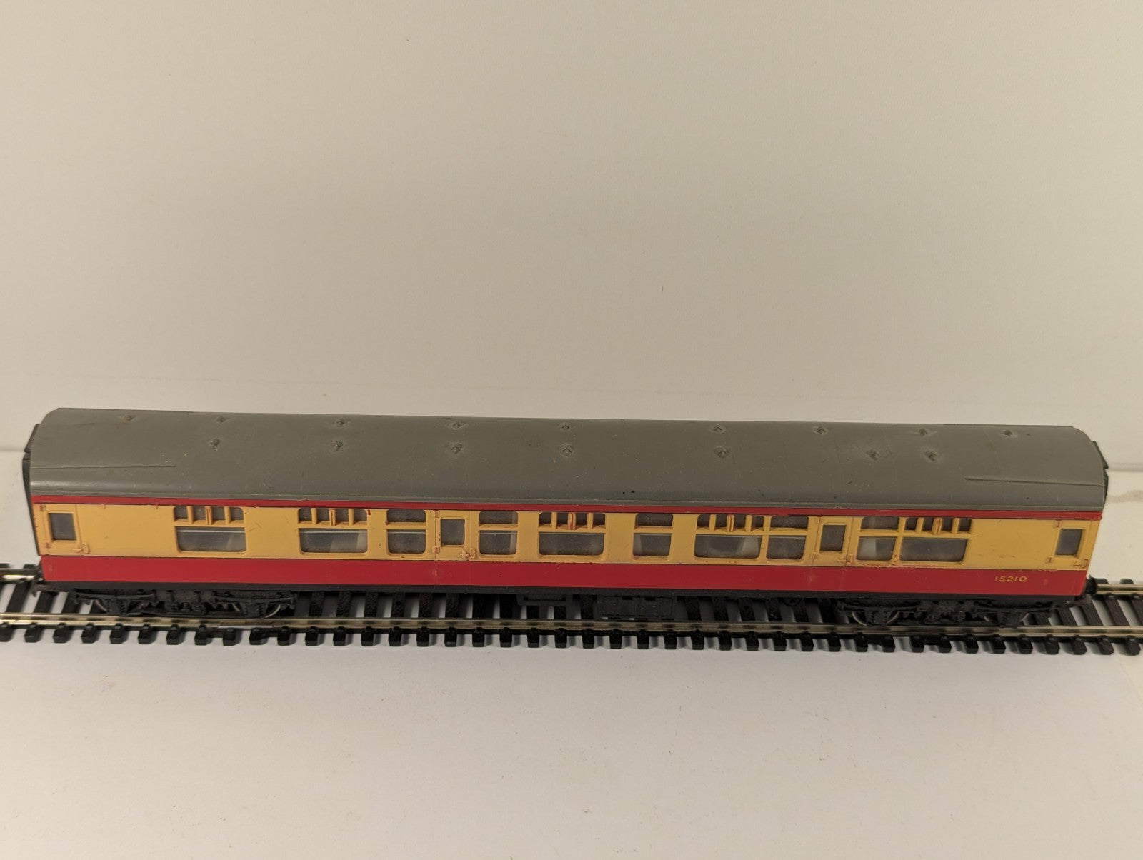 Hornby Railways OO Gauge BR Crimson and Cream composite Coach boxed