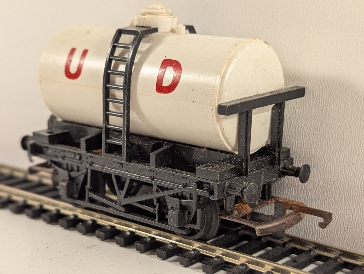 Tri-ang Hornby R15 OO Gauge United Dairies Milk Tanker Wagon – Some Rust