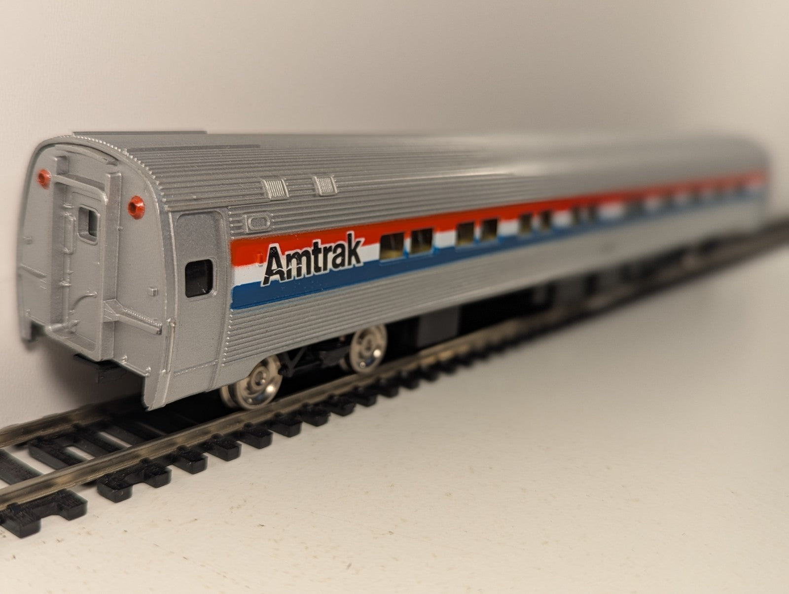 Bachmann Industries HO Scale Budd Amtrak Passenger Car 43-1017-05