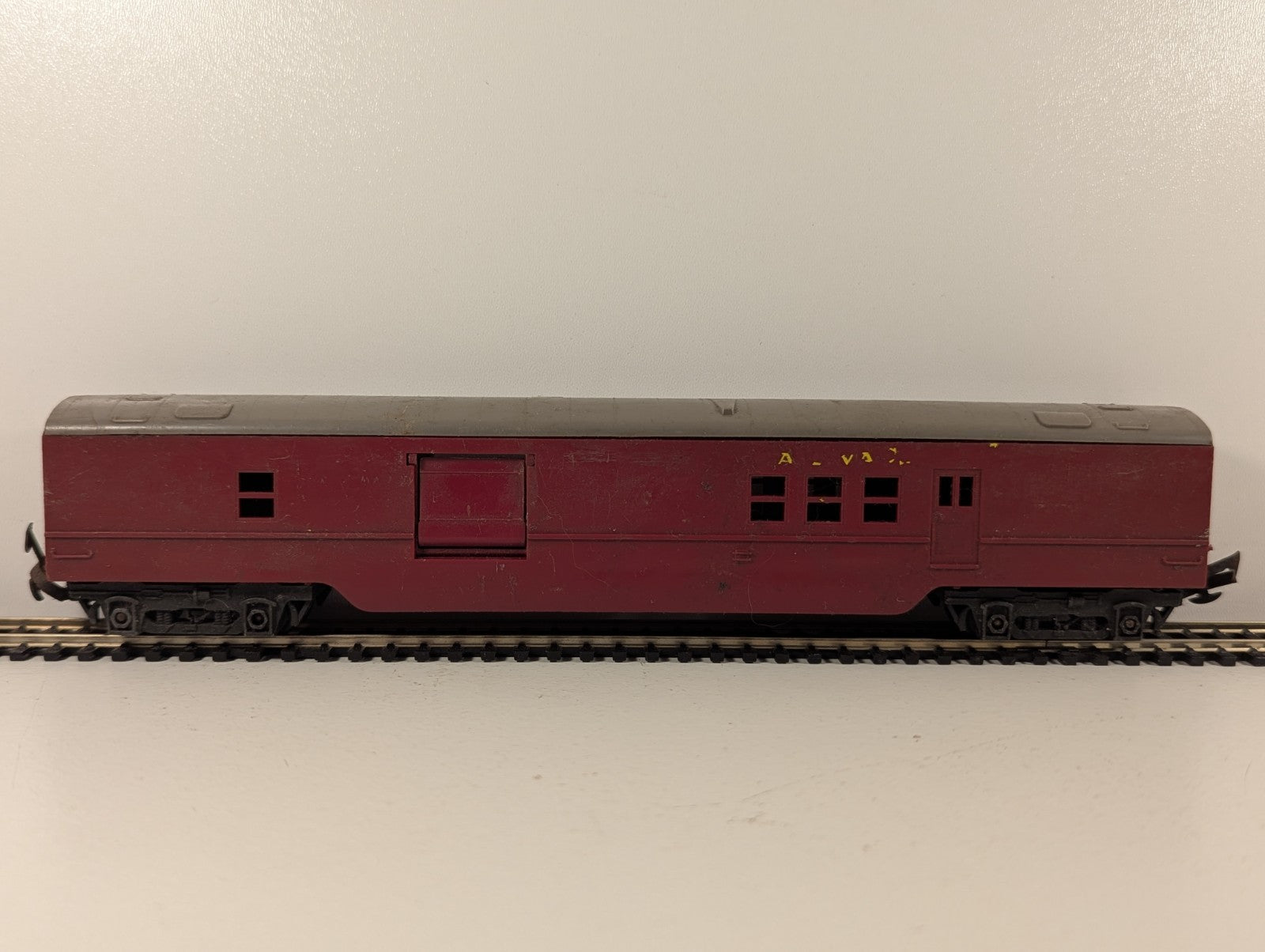Tri-ang OO Gauge Transcontinental Operating Mail Express Coach (Coupling Bent)