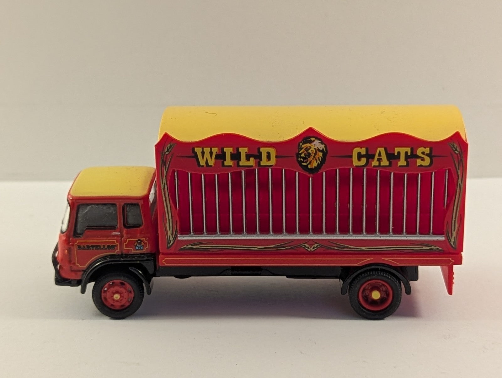 Hornby SkaleAutos Bartellos Big Top Circus Wild Cats Bedford TK Truck