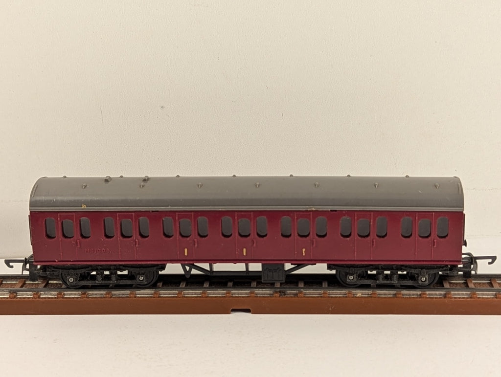 SKU: GR4848  Tri-ang TT Gauge BR Maroon Brake Second Coach Passenger Coach M3400