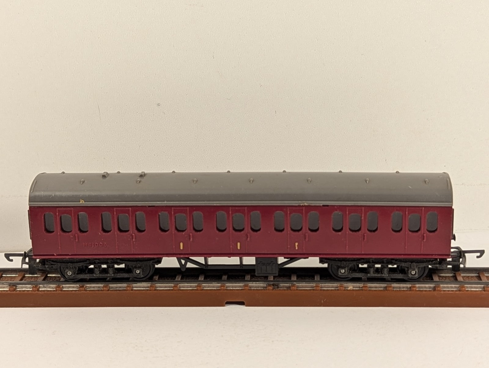 SKU: GR4848  Tri-ang TT Gauge BR Maroon Brake Second Coach Passenger Coach M3400
