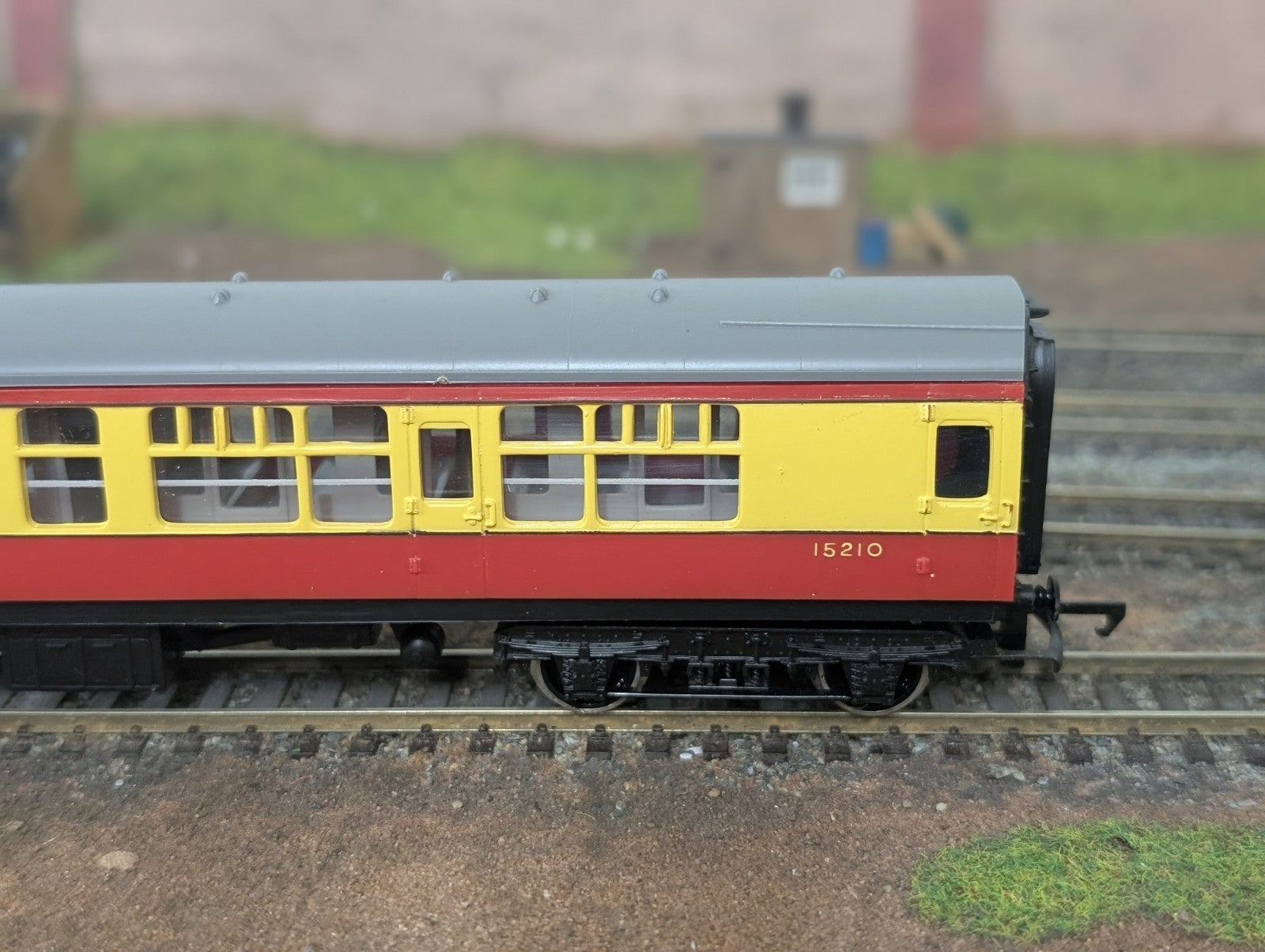 Tri-ang R626 OO Gauge BR Mk1 Composite Corridor Coach M15210 Crimson & Cream