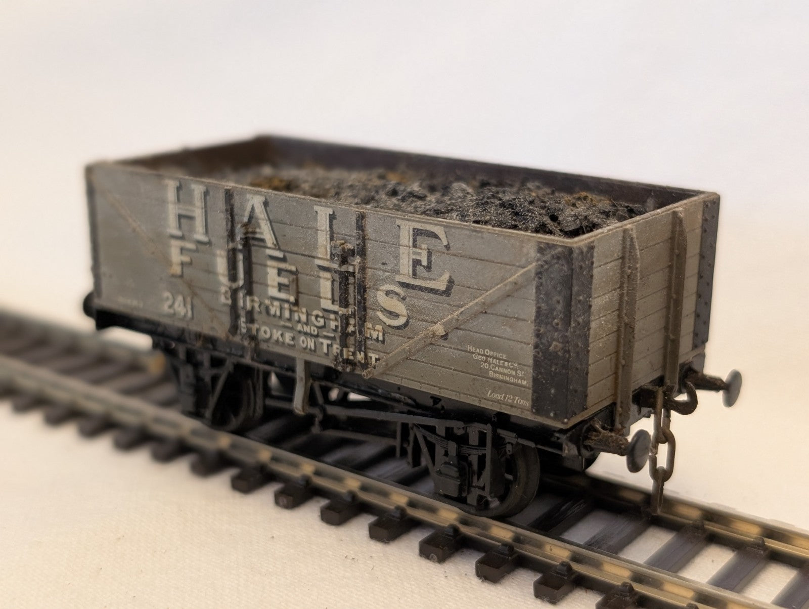 Airfix OO Gauge 7 Plank Wagon Hale Fuels Goods Wagon 241 Hale Fuels