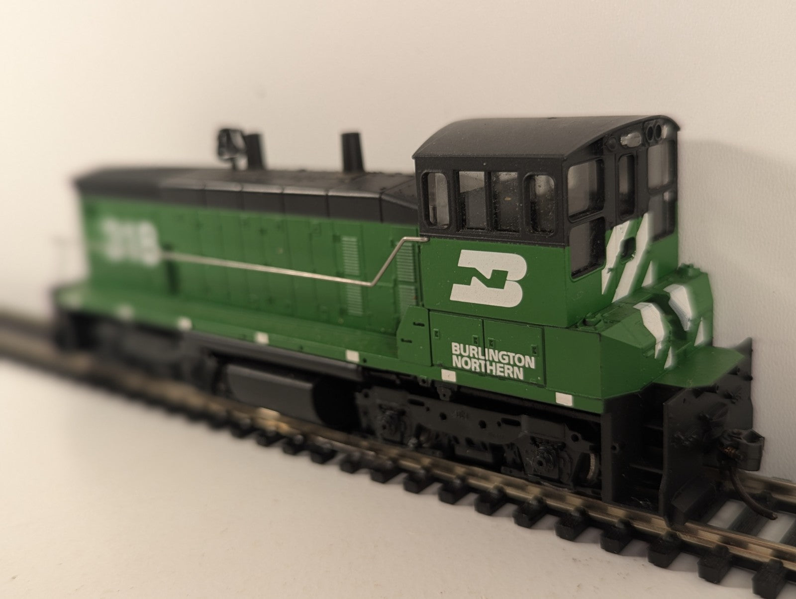 Athearn HO Scale SW1500 Burlington Northern 318 Diesel Locomotive