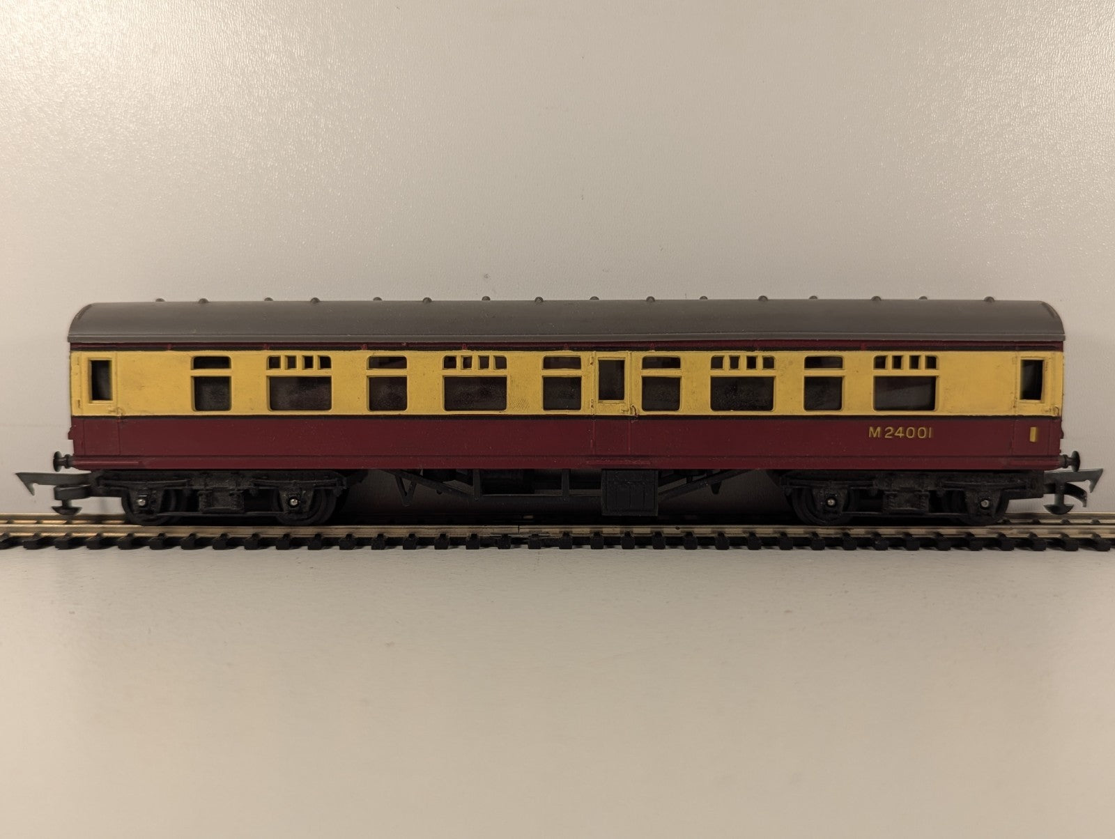 Tri-ang OO Gauge BR Mk1 Composite Coach Passenger Coach M24001