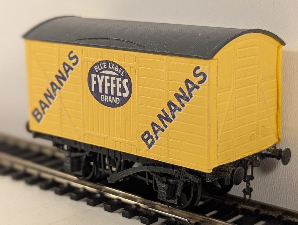 Peco OO Gauge Fyffes Bananas Van - Missing Couplings