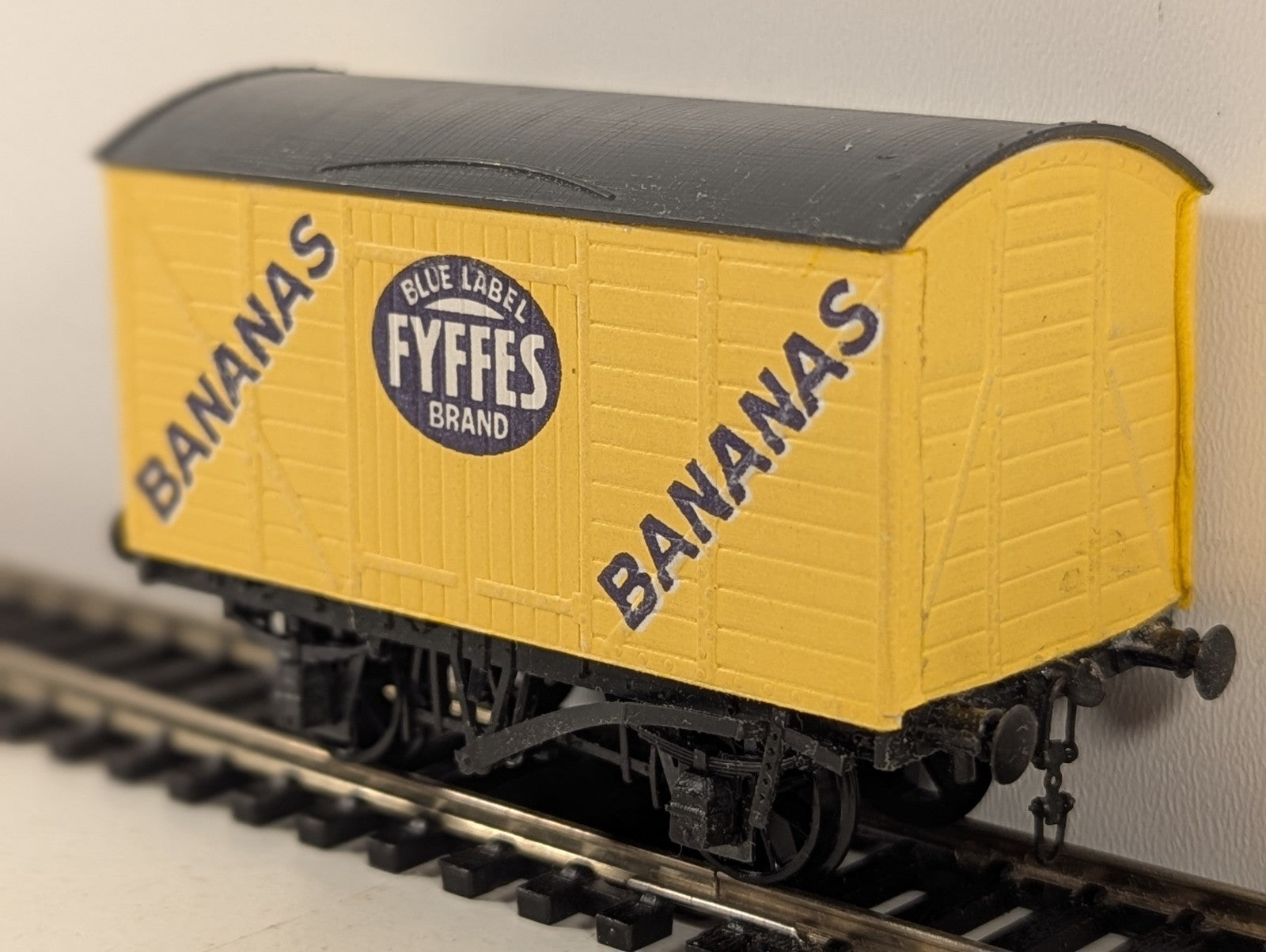 Peco OO Gauge Fyffes Bananas Van - Missing Couplings