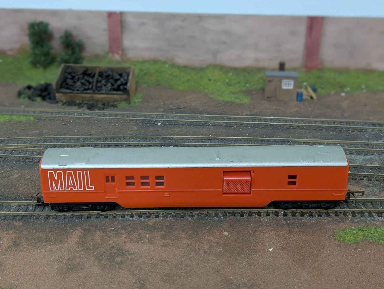 Triang Hornby R119 Operating Mail Coach - Orange livery 'MAIL