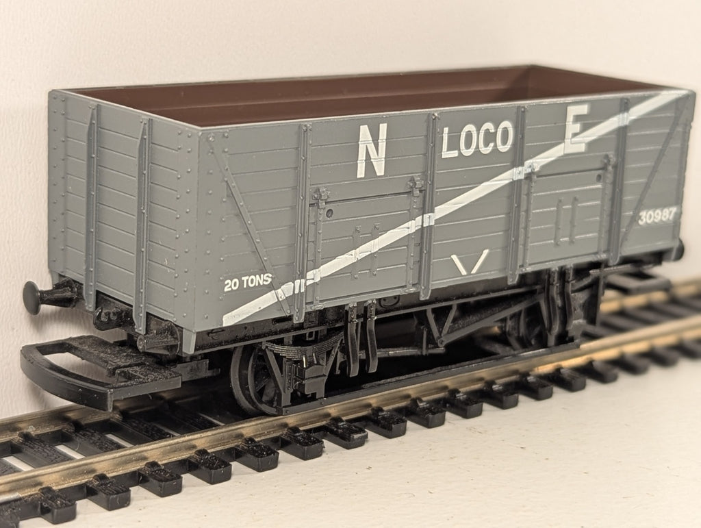 Mainline OO Gauge LNER Grey 7 Plank Wagon – Missing Buffer