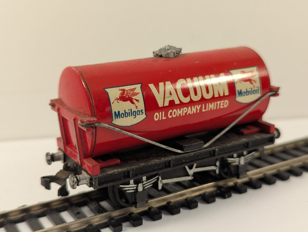 Hornby Dublo OO Gauge Vacuum Oil Company Tank Wagon