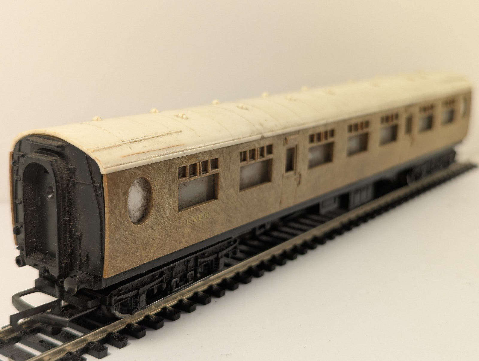 Hornby OO Gauge LNER Thompson Teak Brake Third Coach