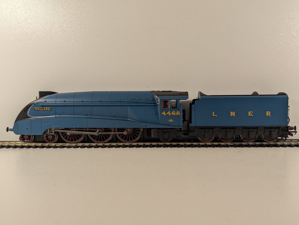 Hornby OO Gauge Class A4 'Mallard' Steam Locomotive 4468 LNER Garter Blue R2339