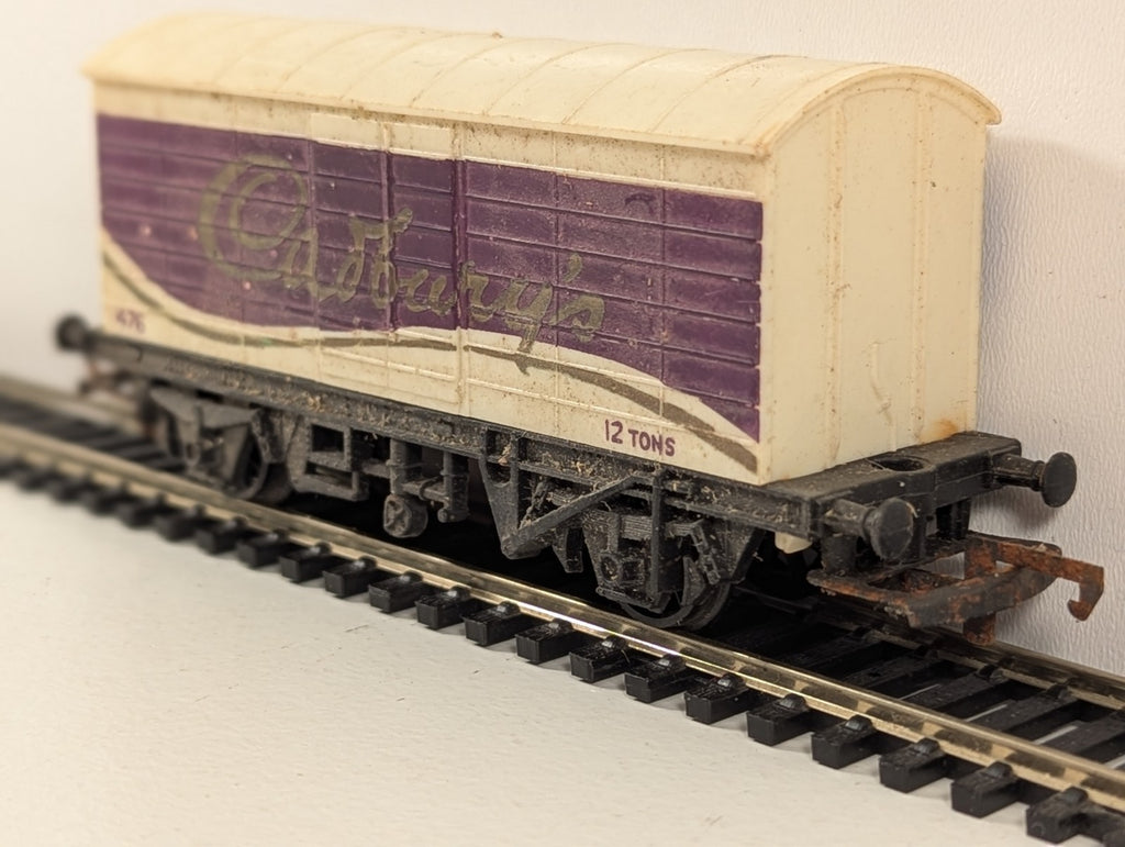 Hornby R109 OO Gauge Cadbury’s Closed Van