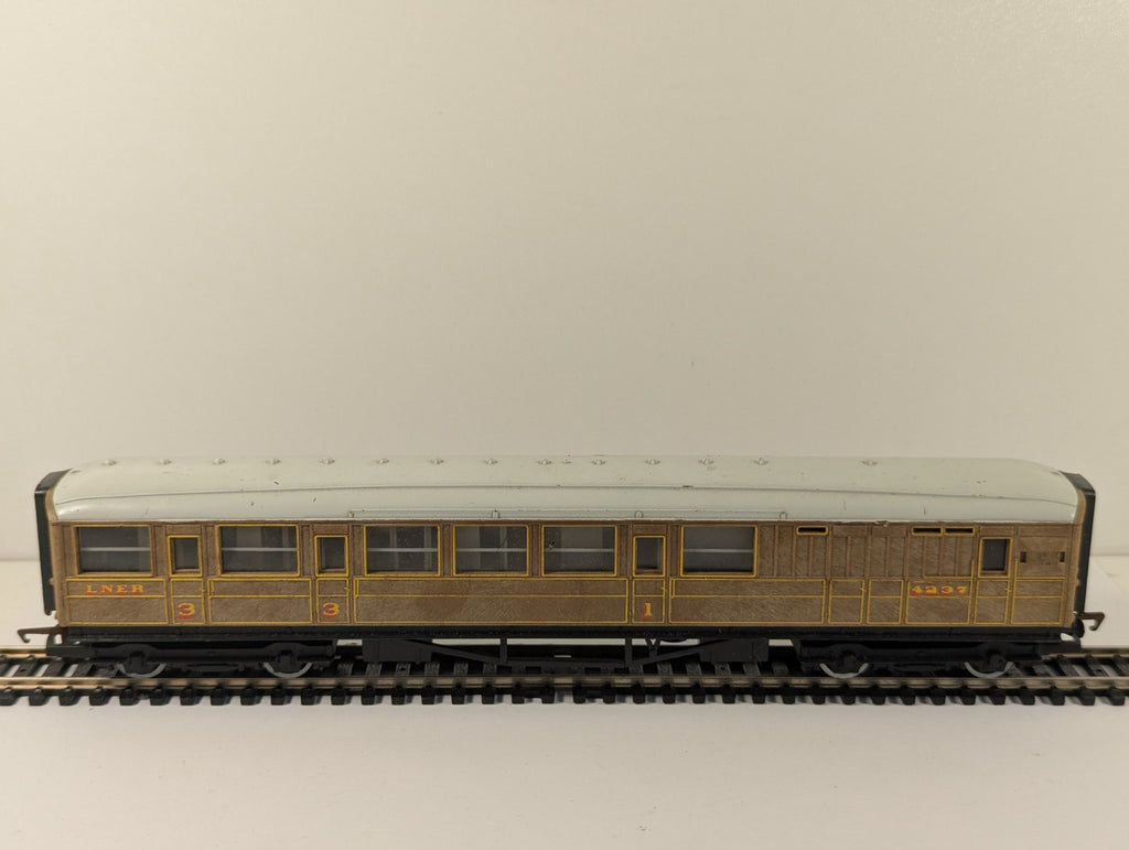Hornby OO Gauge LNER Teak Brake Composite Coach
