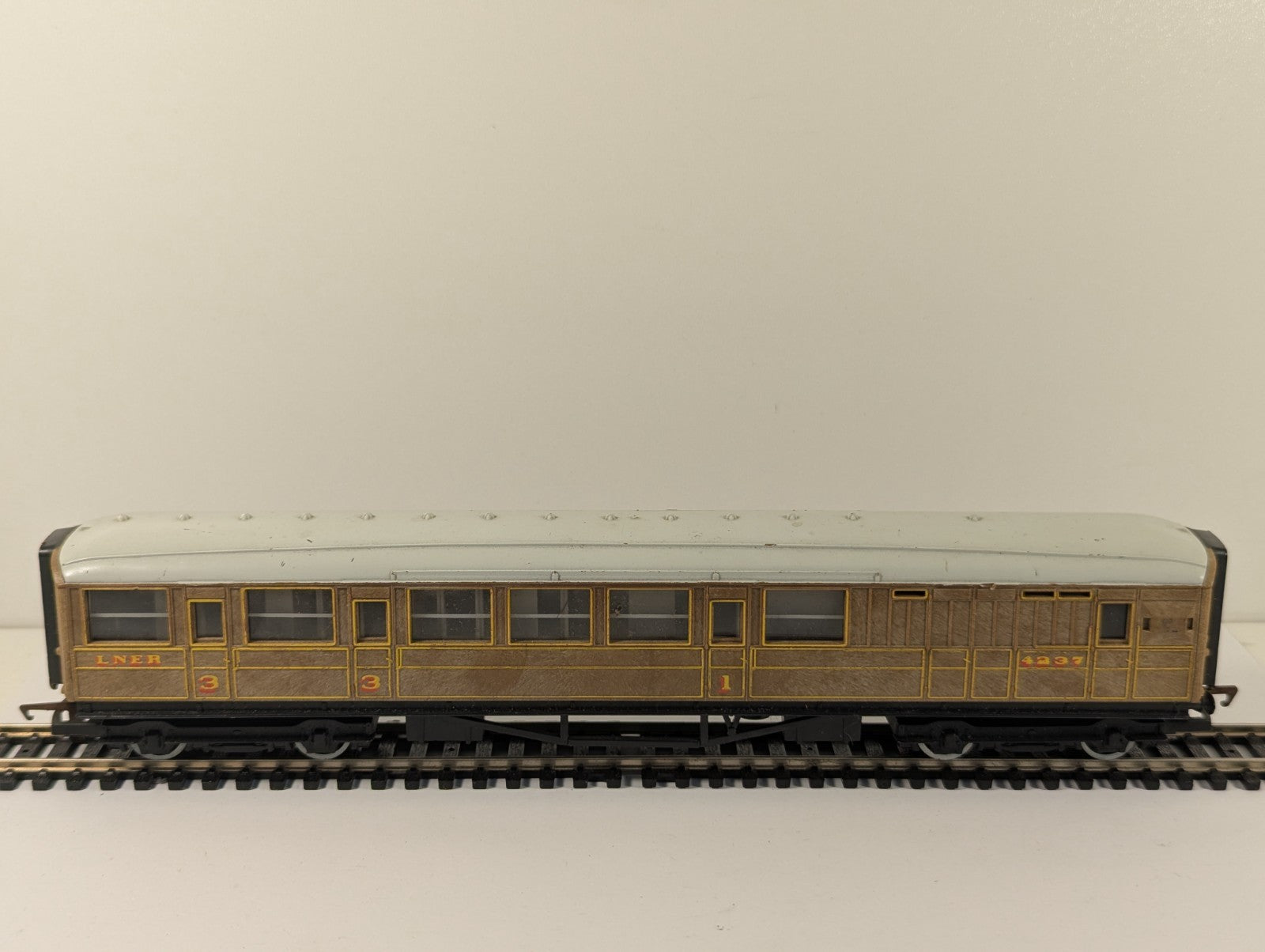 Hornby OO Gauge LNER Teak Brake Composite Coach