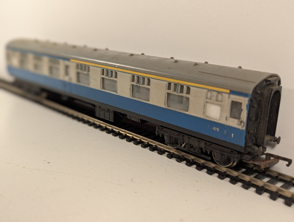 Tri-ang OO Gauge BR Blue MK1 Composite Corridor Coach (Chipped Paint)