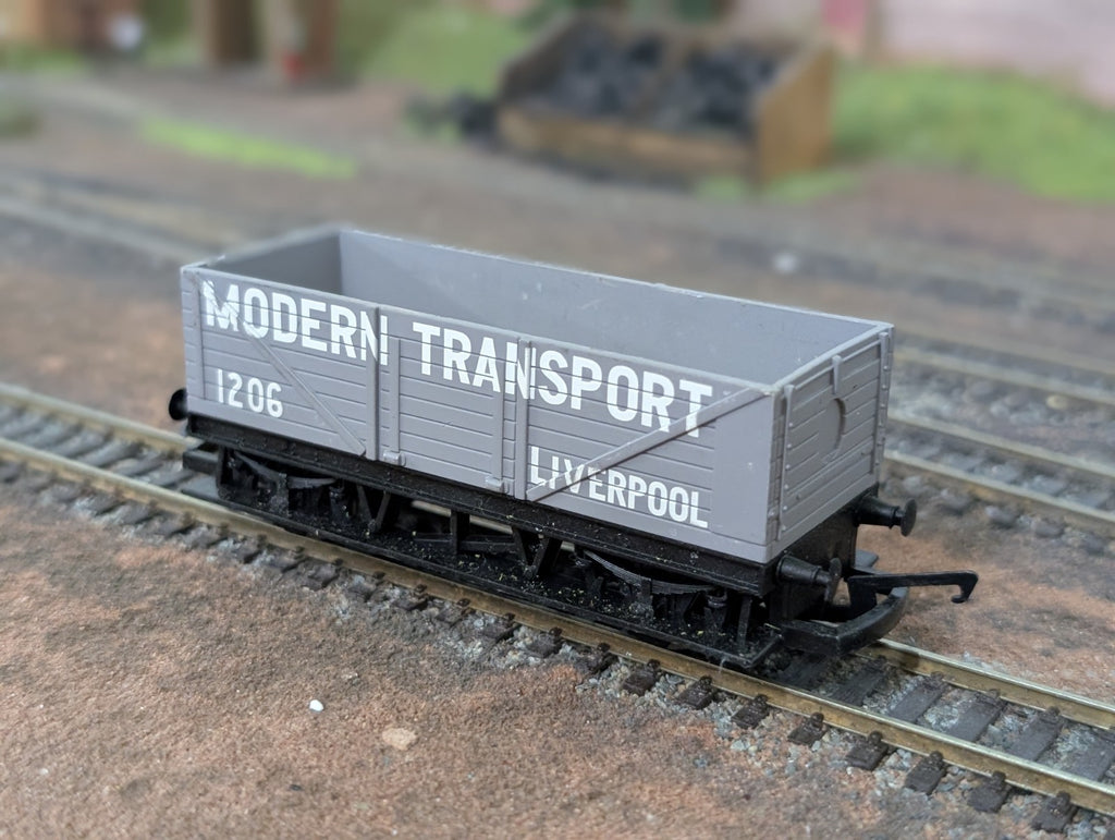 Hornby OO Gauge 8-Plank Open Wagon Modern Transport BR Grey