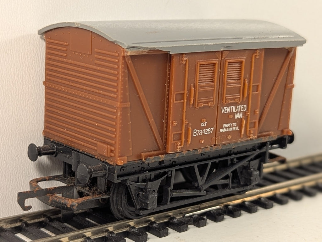 Hornby R011 BR Brown Ventilated Van