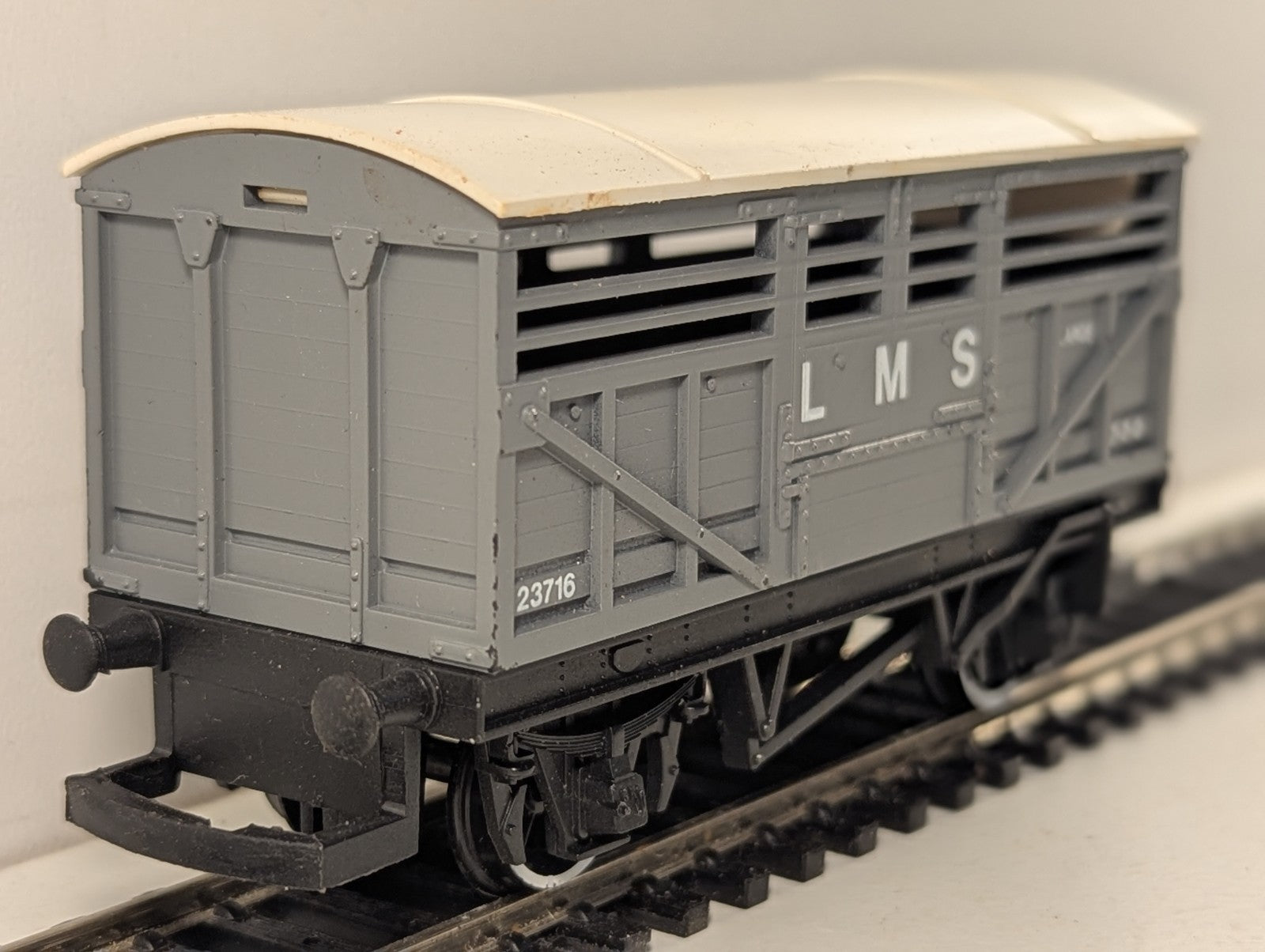 Hornby OO Gauge LMS Cattle Wagon Goods Wagon 23716 LMS Grey R237