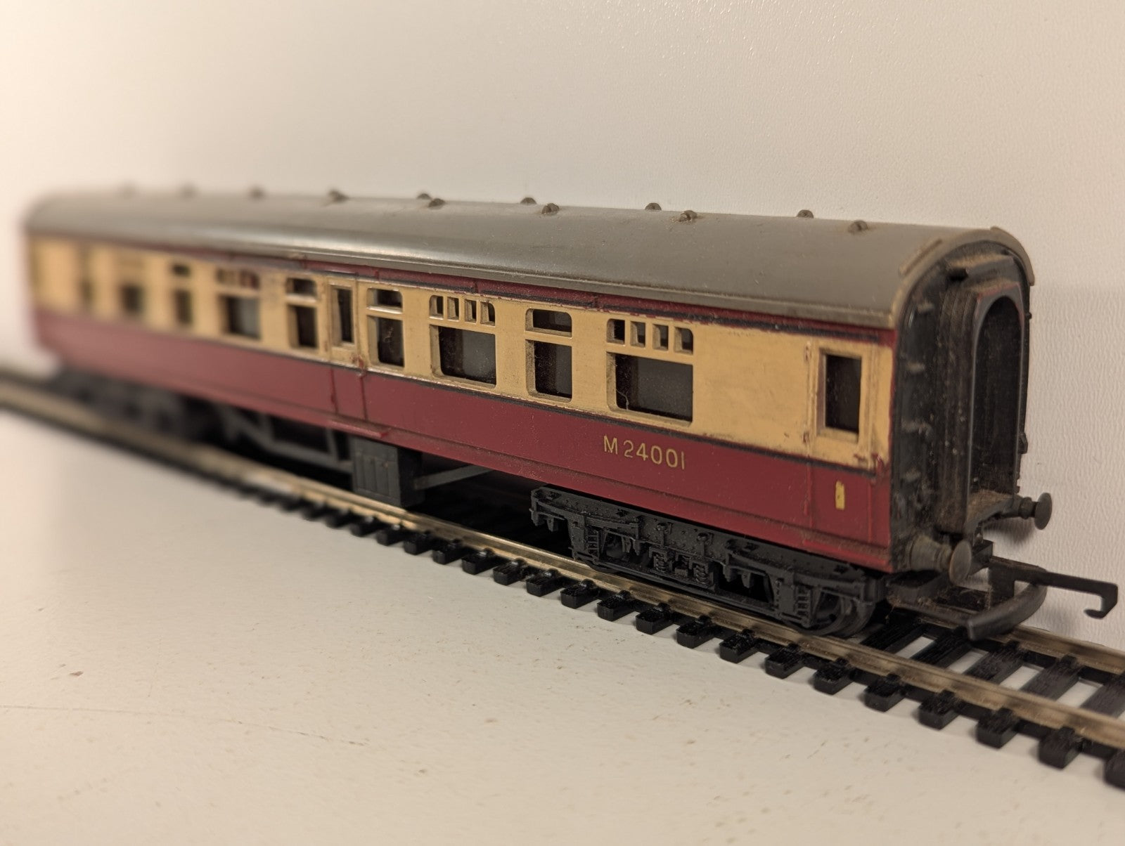Tri-ang OO Gauge BR Crimson & Cream Composite Coach