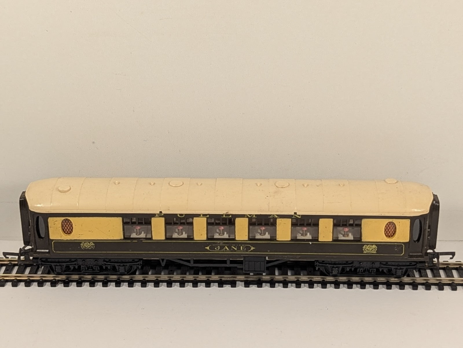 Hornby OO Gauge R223 Pullman Coach Jane