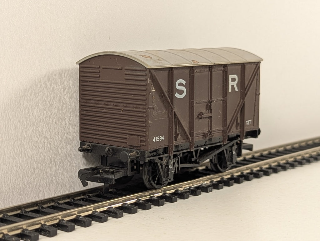 Dapol OO Gauge Southern Railway 12 Ton Van SR - Wrong Box